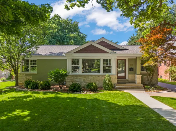 848 Woodland Dr, Glen Ellyn, IL 60137