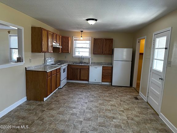 3rd image of 708 W Pineland Dr