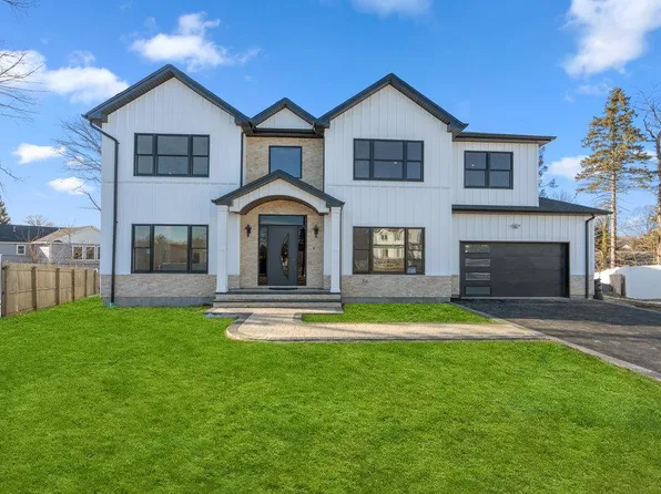 15 Maggio Lane, Old Bethpage, NY 11804