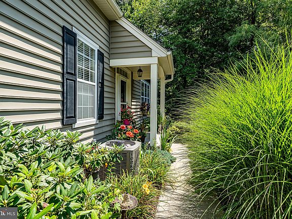 4th image of 282 Deepdale Dr