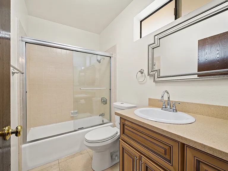 1059 Grover Ave #D — Photo 7
