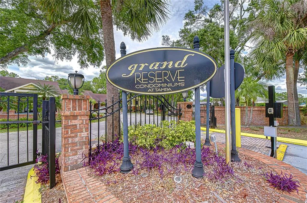 2 bed, 2.0 bath, 1027 sqft, $1,700 — Photo 1