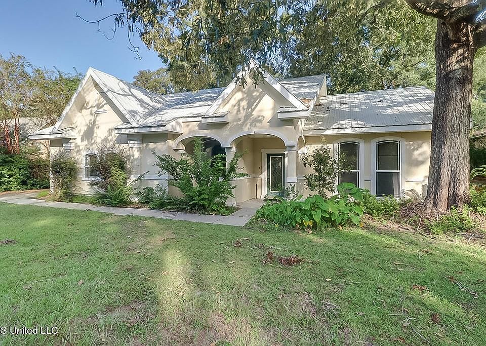 1st image of 77113 Golf Club Dr