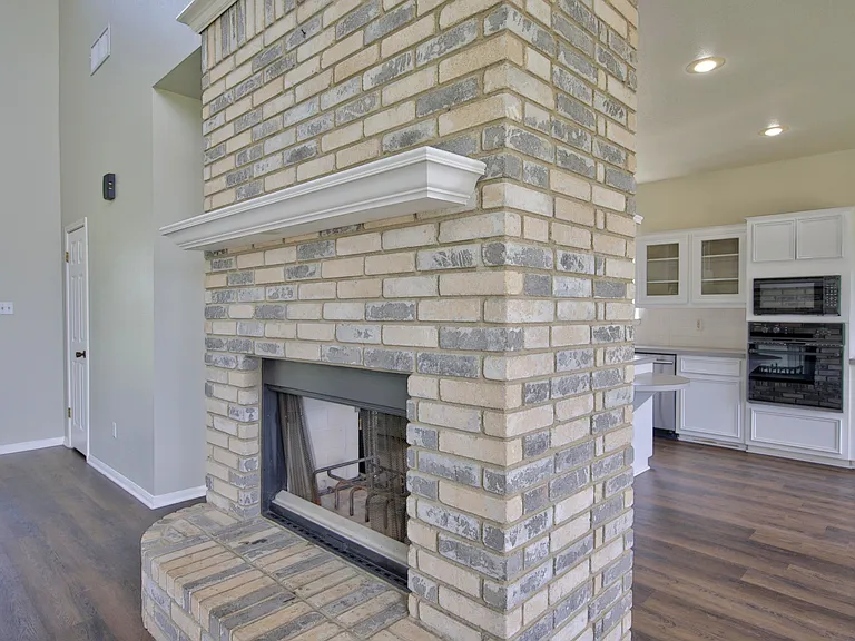 1810 Mesa Oaks Cir — Photo 16
