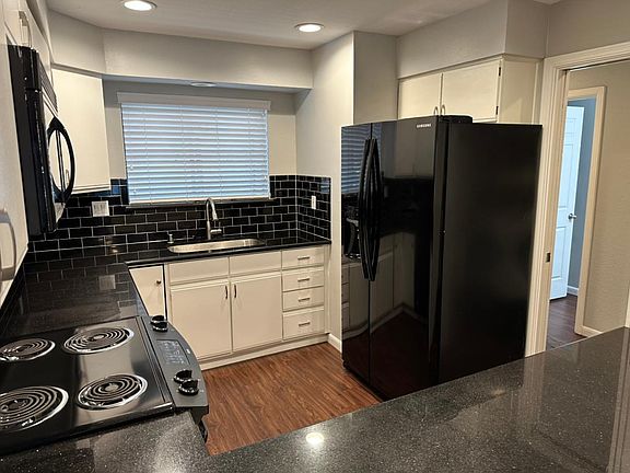 3rd image of 401 Northlake Dr APT 32