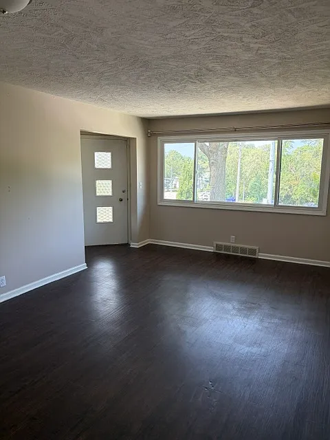 3 bed, 1600 sqft, $1,650 — Photo 4