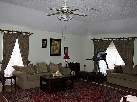 3rd image of 13414 Agarita Ln