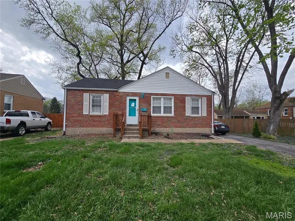1415 W Duchesne Dr, Florissant, MO 63031