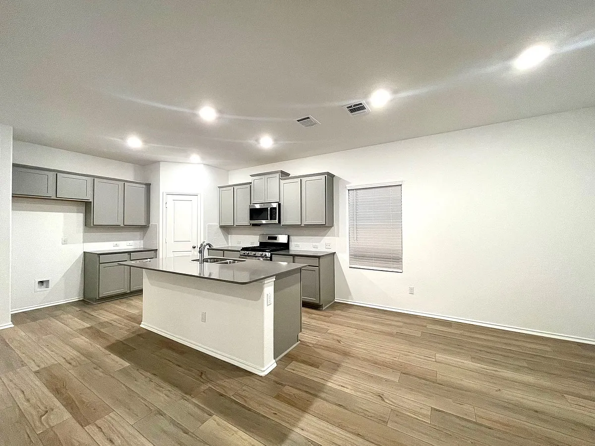 Building Photo - 433 Sebring Cir