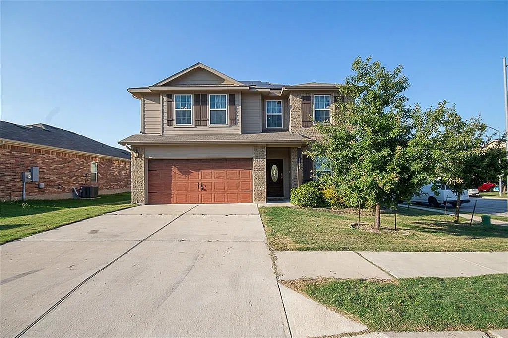 4 bed, 2.5 bath, 2500 sqft, $2,375 — Photo 2