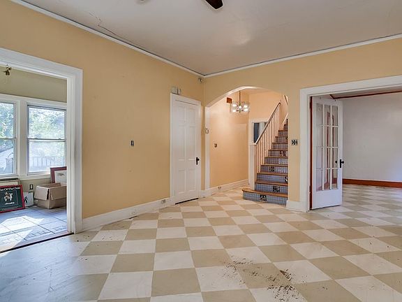 4th image of 2306 Woodbine Road