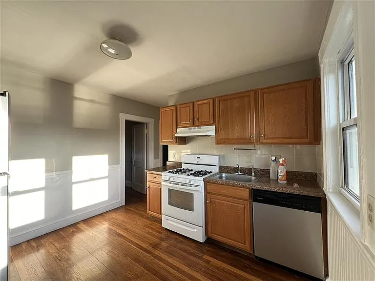 274 Chelsea St #1 — Photo 10