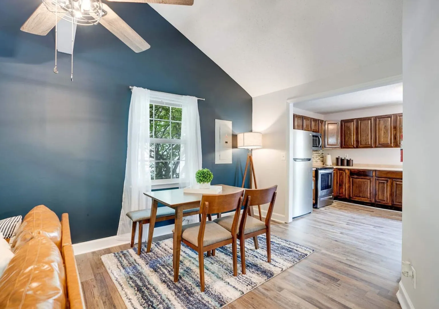 Cozy Oasis of Downtown Clarksville! — Photo 4