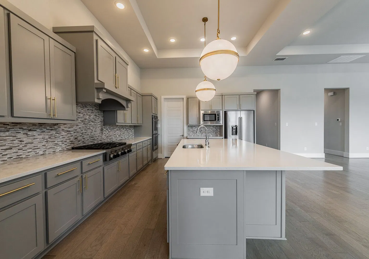 Stunning Executive Home in Exclusive Gated Community — Photo 2