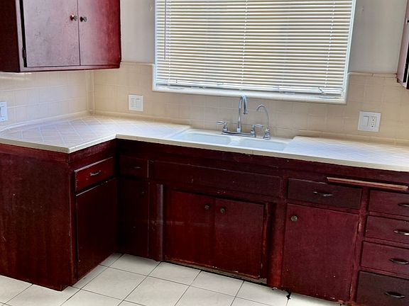 3rd image of 929 Elm Ave APT 4