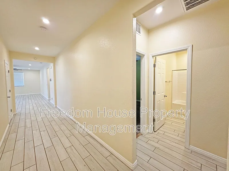 3 bed, 2.0 bath, 1753 sqft, $2,041 — Photo 3