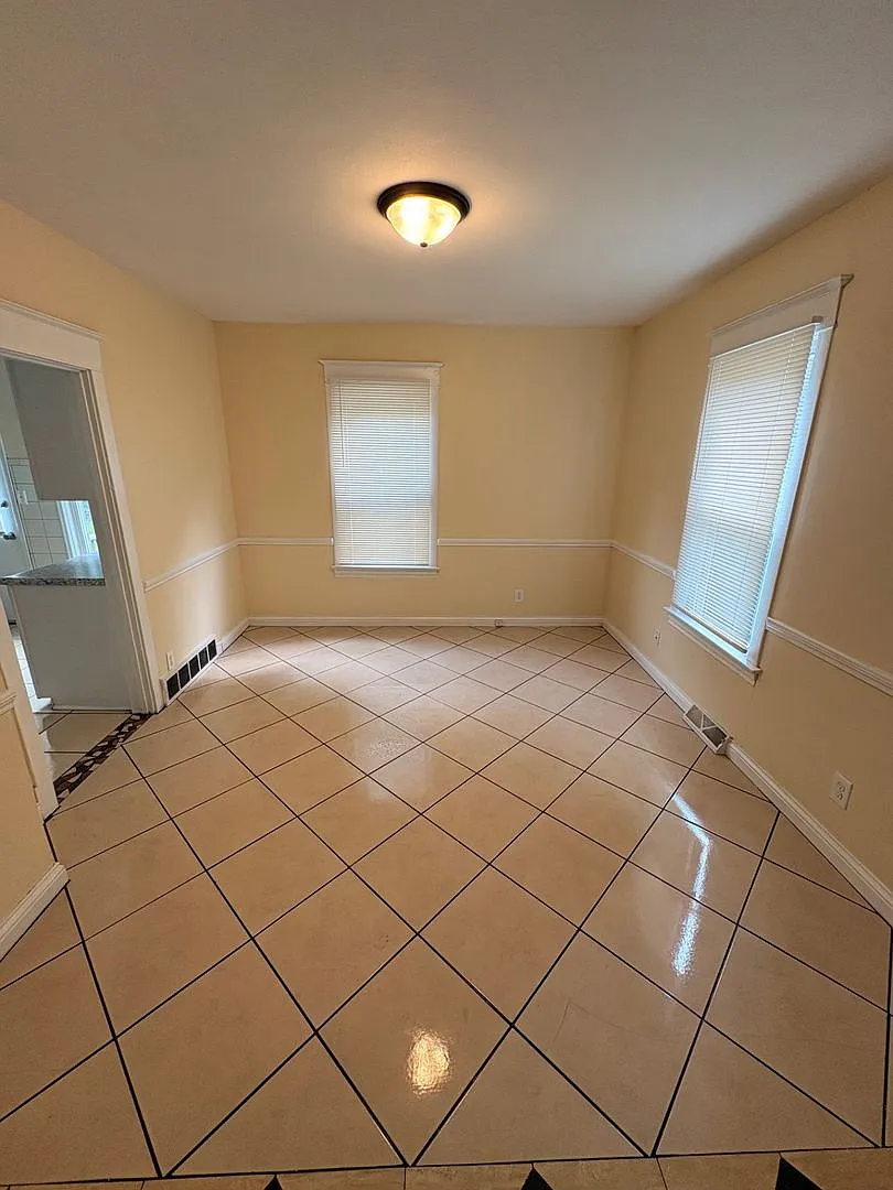 3 Bedroom House with Laundry Hookups — Photo 3