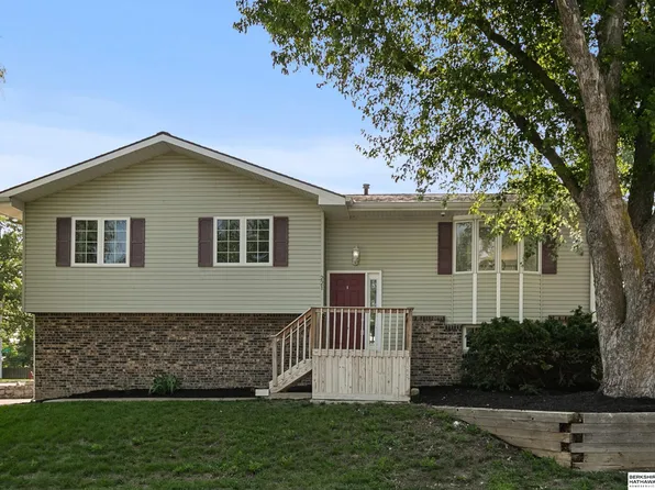 221 Lindale Cir, Hickman, NE 68372