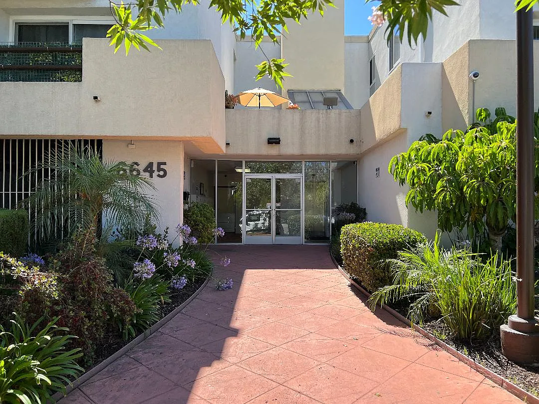 The Excalibur Apartments — Photo 1