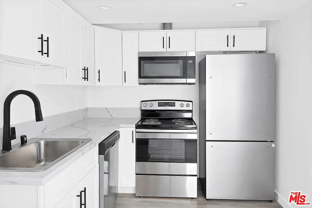 Building Photo - 1610 S Beverly Glen Blvd #10