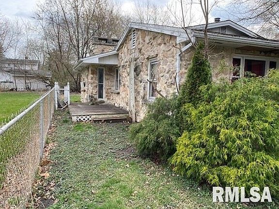 3rd image of 472 Yates St