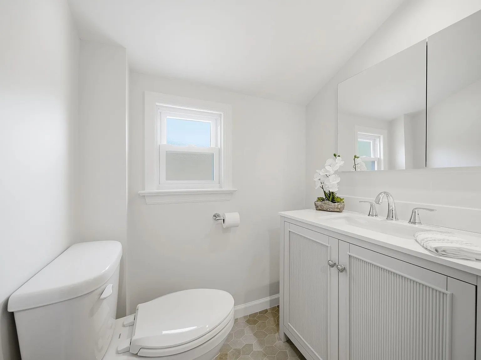 2 bed, 1.0 bath, $2,285 — Photo 4