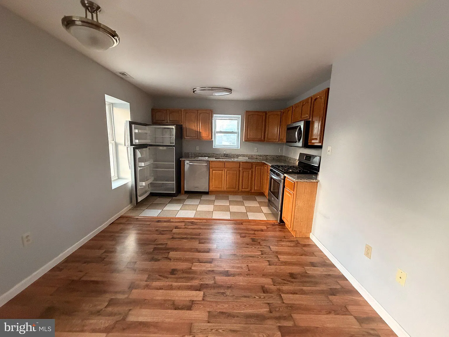 2 bed, 1.0 bath, 4628 sqft, $1,800 — Photo 2