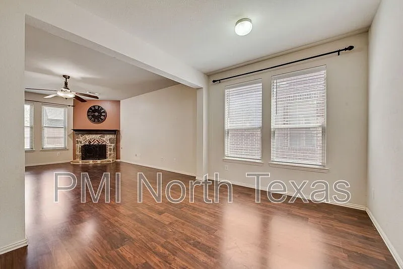 4 bed, 2.5 bath, 2746 sqft, $2,600 — Photo 4
