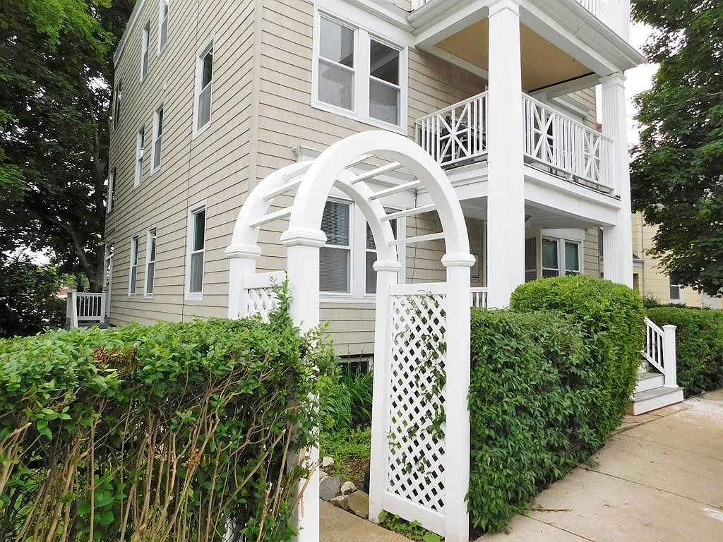 3 bed, 1.0 bath, 1000 sqft, $2,400 — Photo 1