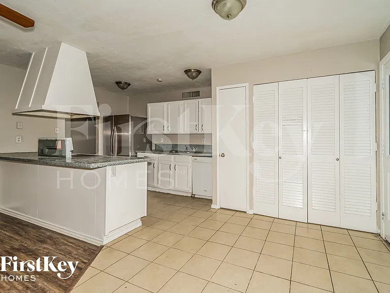 6403 Redwood Ln — Photo 5
