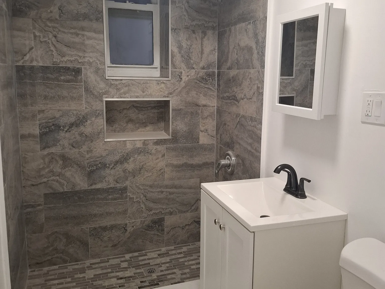 3 bed, 825 sqft, $2,300 — Photo 4
