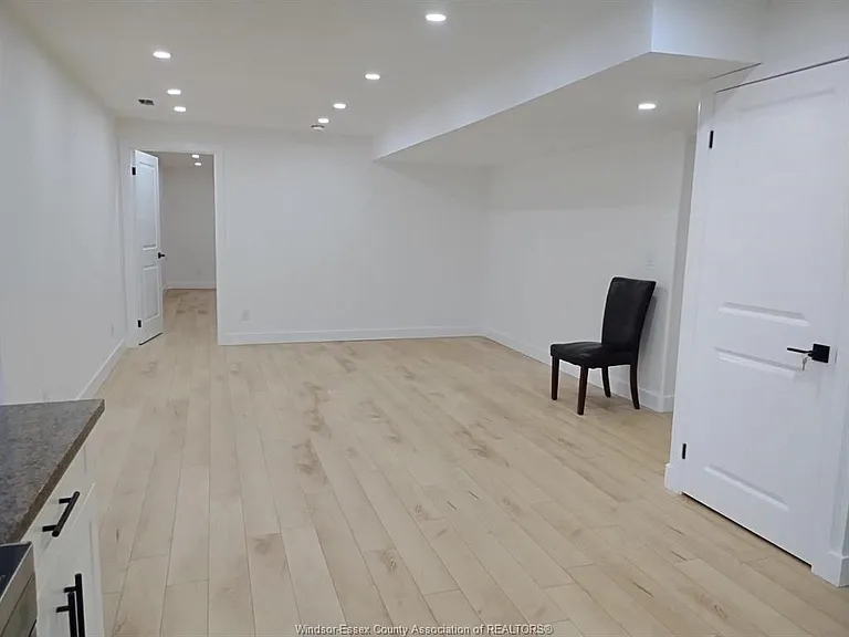 631 Holburn St #LOWER — Photo 12