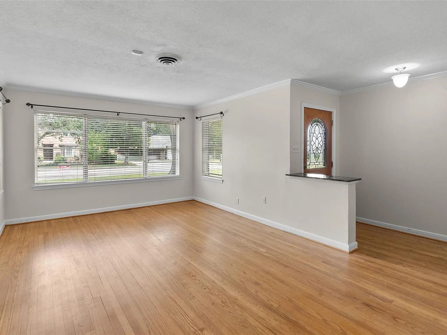 3 bed, 2.0 bath, 1952 sqft, $2,600 — Photo 4