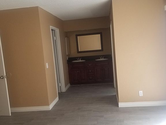 5th image of 15064 Dakota St