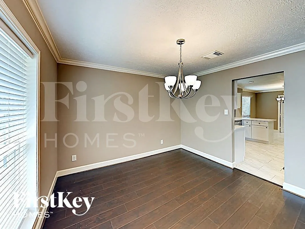 4 bed, 2.0 bath, 2098 sqft, $2,435 — Photo 4