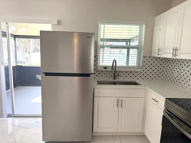 699 NW Riverside Dr — Photo 9