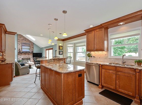 4th image of 639 Sylvan Pl