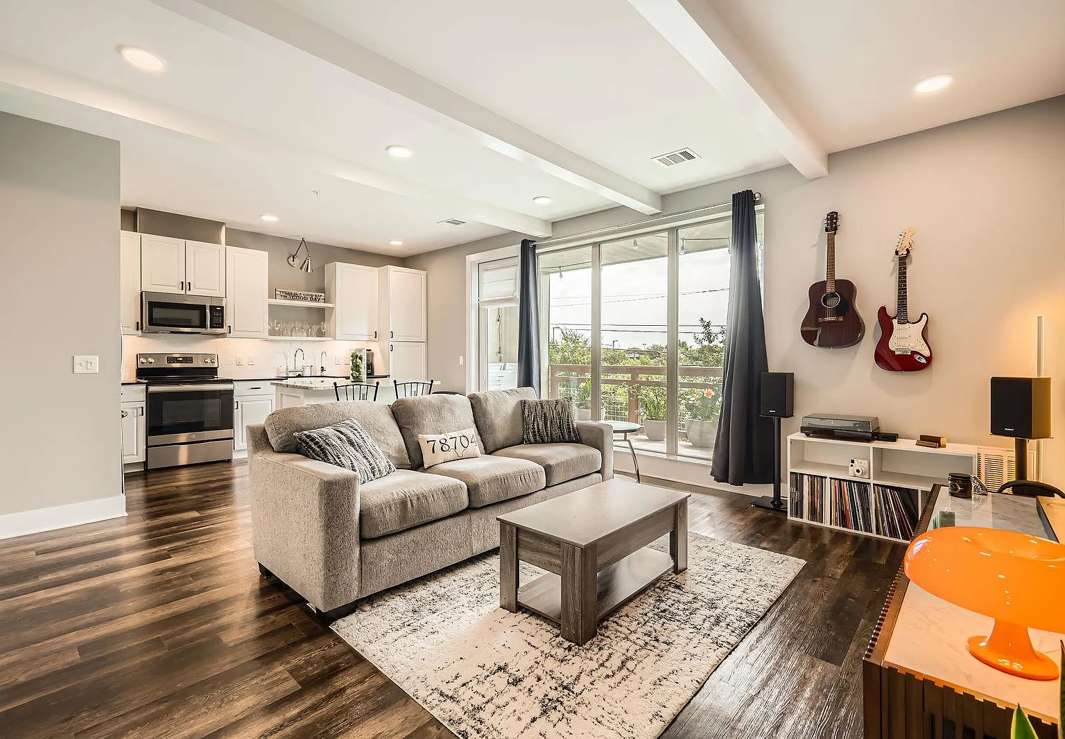 1 bed, 1.0 bath, 906 sqft, $2,125 — Photo 3