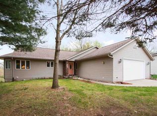 1615 Pine Ridge Ct, Coralville, IA 52241