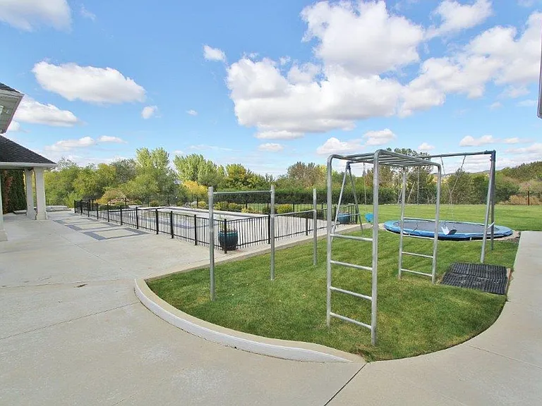 2291 N Greenview Ct — Photo 40