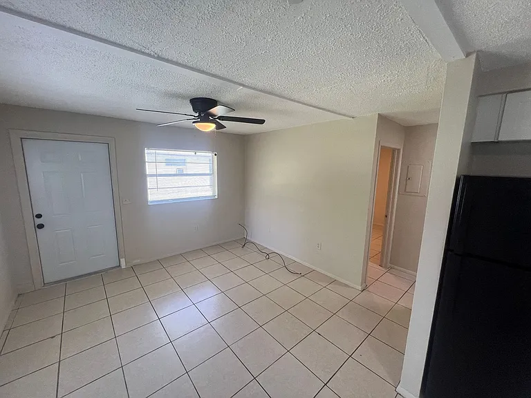 3920 Lora St — Photo 3