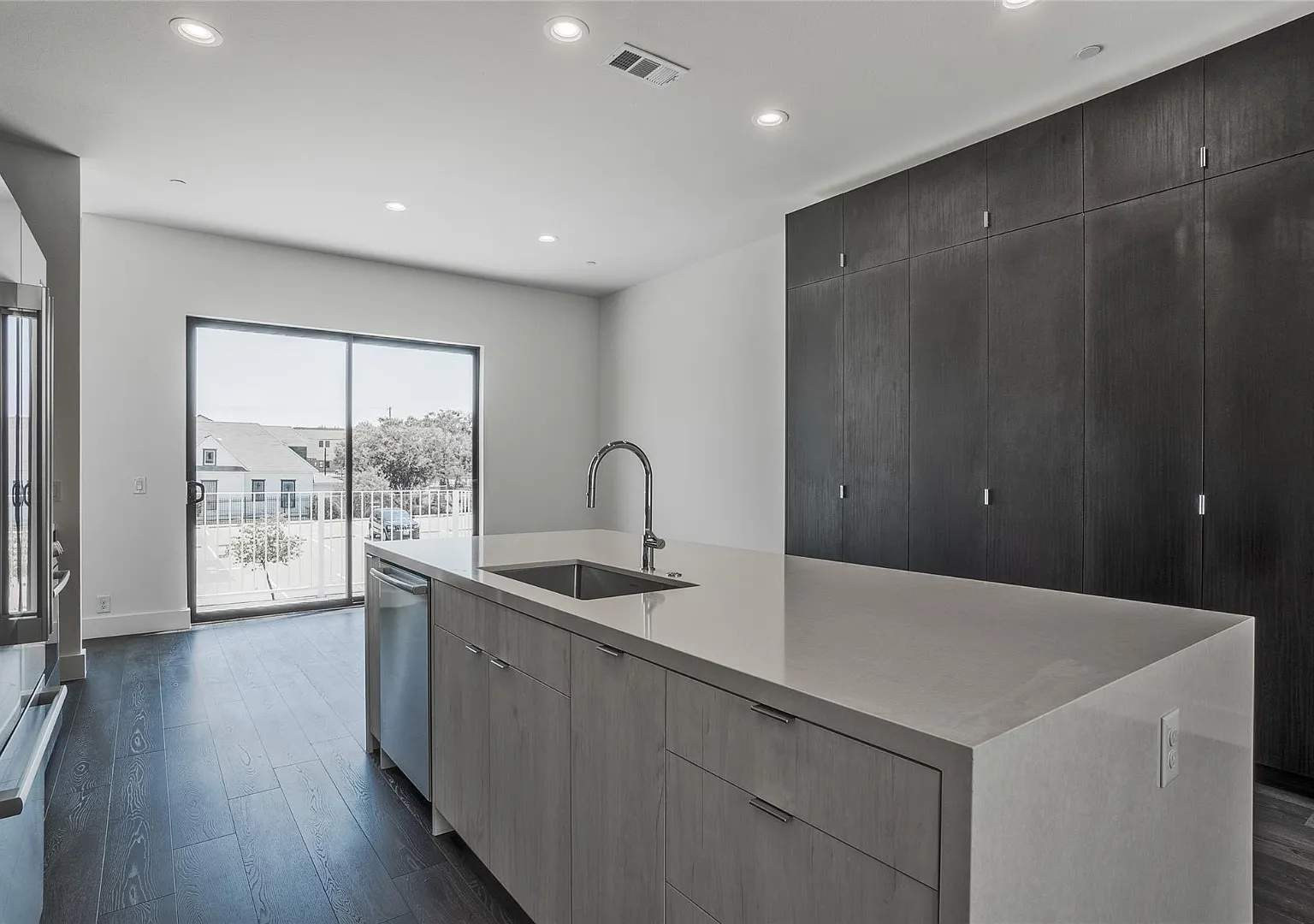 Elevated Urban Living with a Private Rooftop Patio — Photo 4