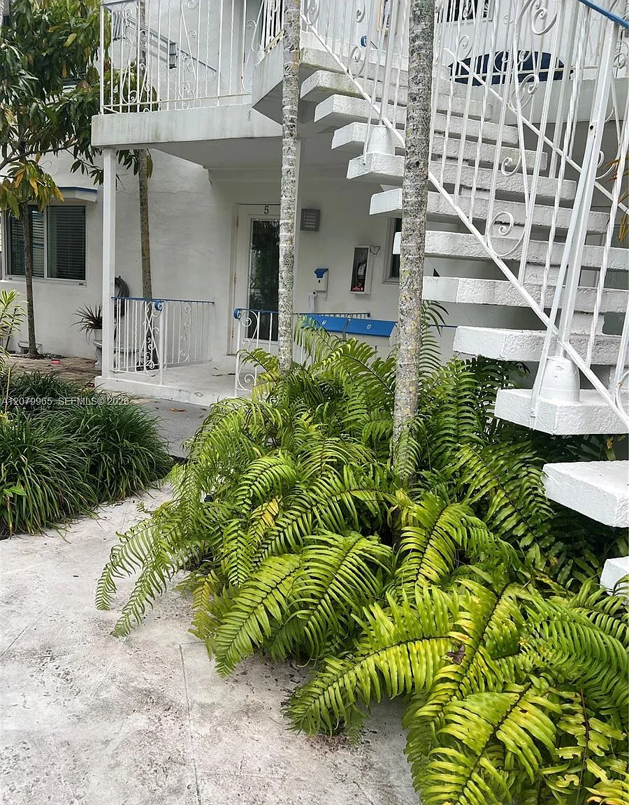 Las Olas Walk Condo — Photo 1