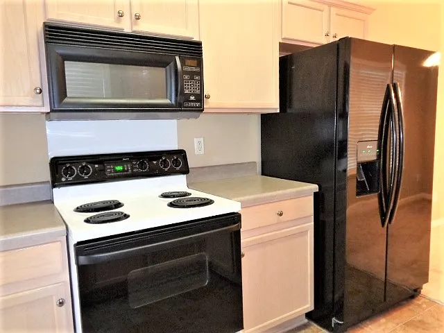 7072 Parkbrook Ln — Photo 2