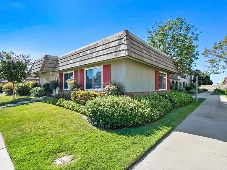 4622 Larwin Ave — Photo 2