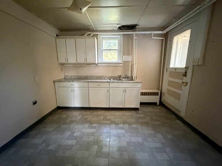 433 Allenford St — Photo 7