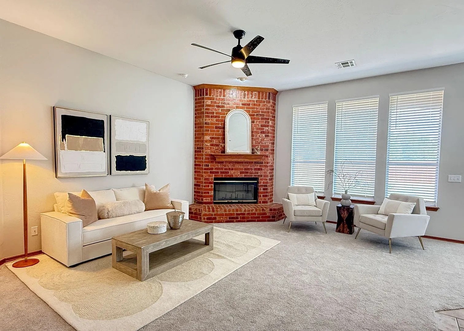 4 Bed in Twin Oaks! — Photo 2