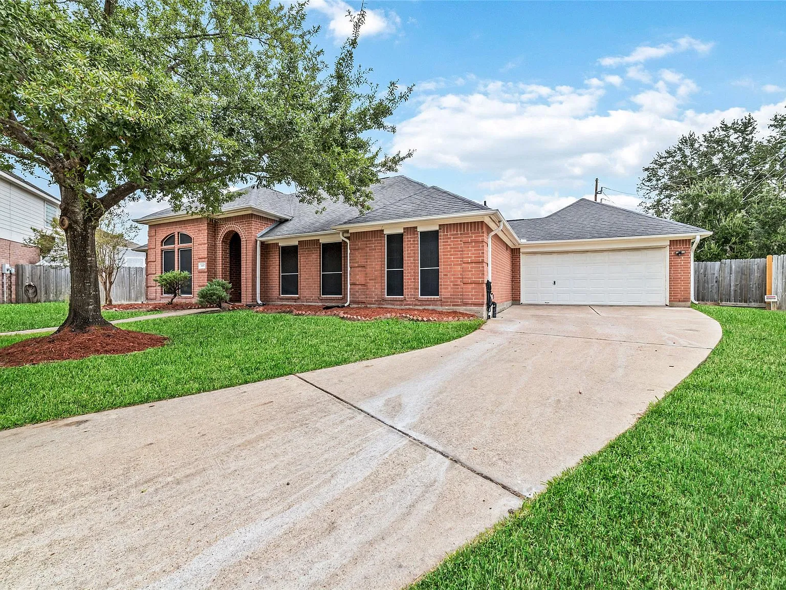 4 bed, 2.5 bath, 2350 sqft, $2,450 — Photo 4