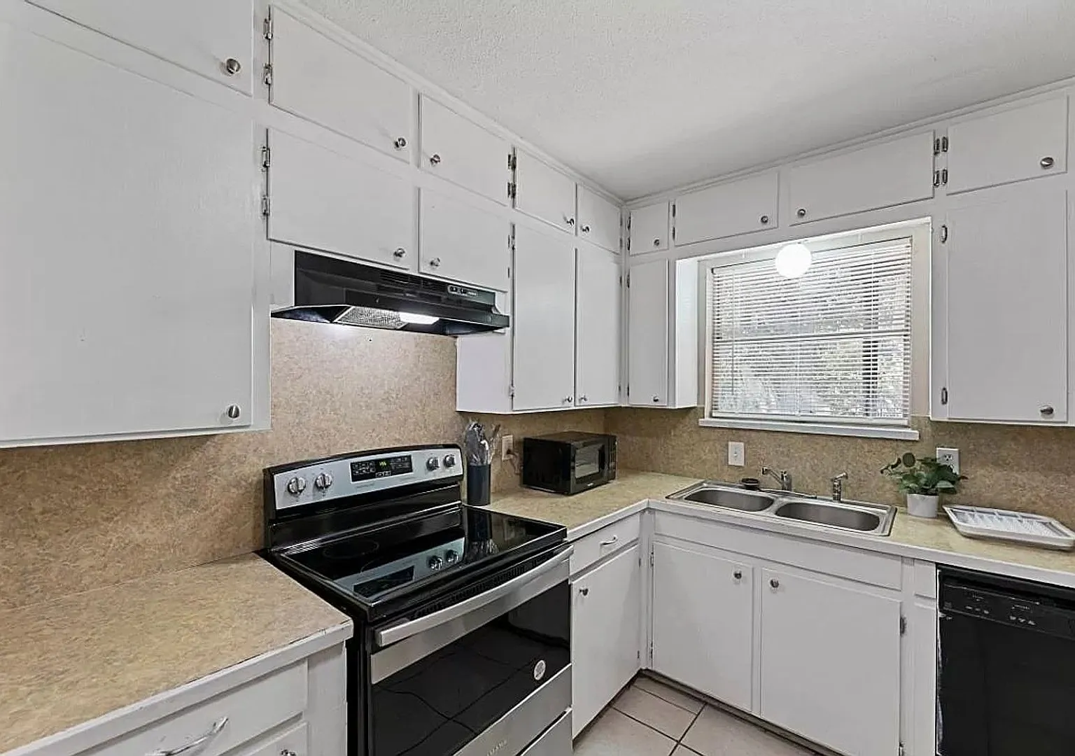 Spacious. Newly Remodeled 6BR House in Fort Worth — Photo 3