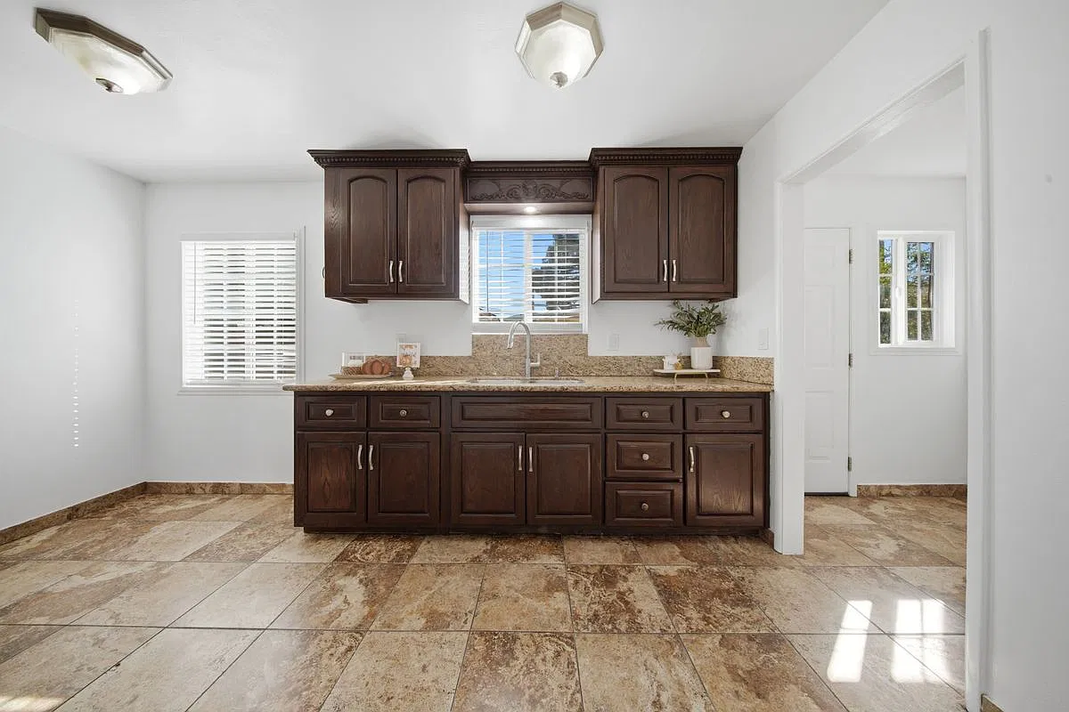 4 bed, 2.0 bath, 1300 sqft, $2,800 — Photo 3